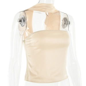 Detail van beige satijnen strapless top met bijpassende zijden sjaal op etalagepop