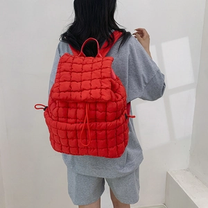 Mochila acolchada roja tipo nube con cierre de cordón y textura suave acolchada