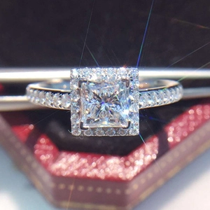Anello classico con zircone quadrato taglio princess e halo in finitura argento