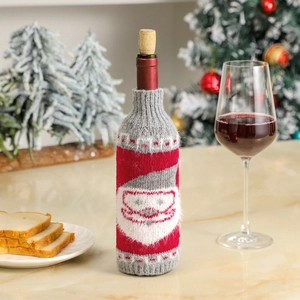 Gestrickte Weihnachts-Weinflaschenhülle mit Weihnachtsmann-Motiv und festlicher Deko