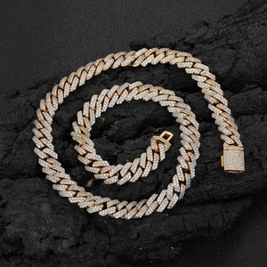 Chaîne cubaine dorée de 10mm à double rangée de zircons avec fermoir pavé sur fond roche