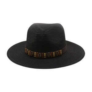 Détail d'un chapeau de soleil noir avec bande en cuir bohème et clous métalliques