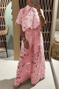 Ensemble rose deux pièces en dentelle ajourée avec chemise et pantalon large taille haute