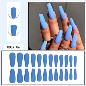 Dettaglio del set unghie lunghe a bara blu cielo opaco con guida alle misure
