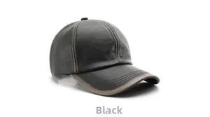 Détail de casquette de baseball noire en similicuir avec surpiqûres marron et design 6 pans
