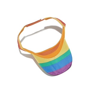 Dettaglio del cinturino in velcro regolabile e delle strisce arcobaleno del cappello parasole