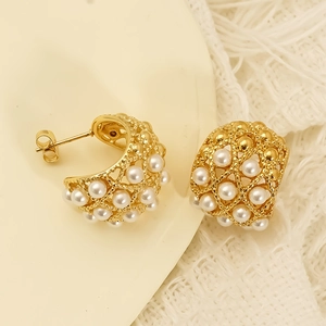 Elegant C-shaped golden titanium steel hoop earrings with pearls and grid pattern