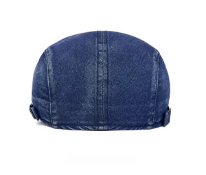 Vue arrière du béret en jean vintage avec boucles métalliques et coutures apparentes