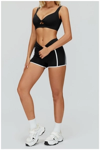 Dettagli del reggiseno yoga nero con intaglio e pantaloncini fitness a contrasto