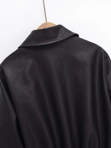 Vue détaillée du col et des coutures de l'épaule d'une veste en similicuir noir