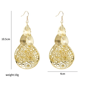 Détails des boucles d'oreilles feuilles dorées, mesure 10,5 cm de long et 4 cm de large