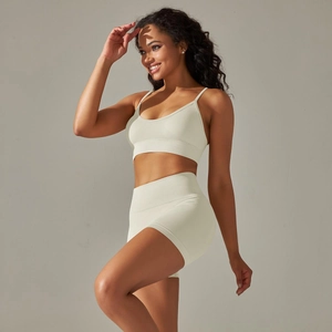 Seitenansicht des cremefarbenen nahtlosen Yoga-Sets mit Sport-BH und High-Waist-Shorts