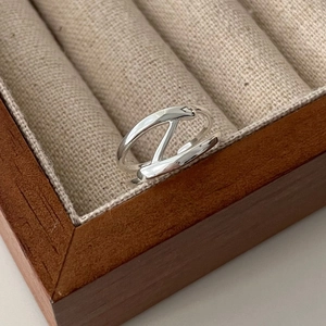 Minimalist S925 sterling silver Z-shaped ring with geometric crisscross design