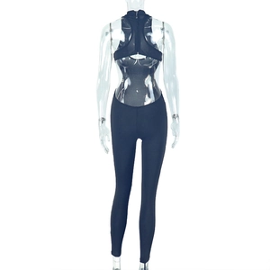 Dettaglio del body nero con collo alto a zip e design con schiena scoperta e taglio