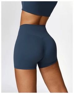 Détail du short de yoga taille haute avec couture en V pour un effet sculptant