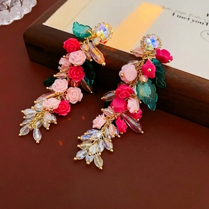 Boucles d'oreilles vintage fleurs avec perles roses et cristaux pour un look élégant