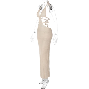 Dettaglio dell'abito in maglia beige con scollo all'americana e aperture laterali in vita