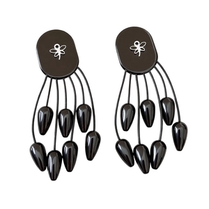 Boucles d'oreilles ethniques à pompons noirs avec motif libellule et clous ovales polis