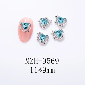 Vue détaillée de charm à ongles cœur bleu de 11x9mm avec cadre métallique argenté ciselé