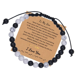 Détail du bracelet code Morse avec perles noires et blanches sur carte 'To My Son'