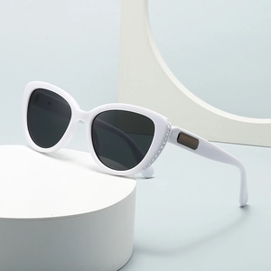 Retro Angular Cat Eye Sunglasses For Women Rhinestone Inlaid PC Frame UV400 Protection Fashion Modern Travel Eyewear