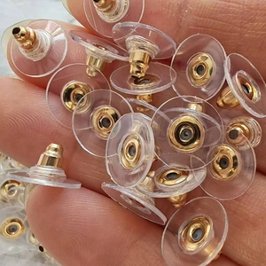 Dettaglio di chiusure per orecchini in plastica trasparente e metallo dorato per fai da te