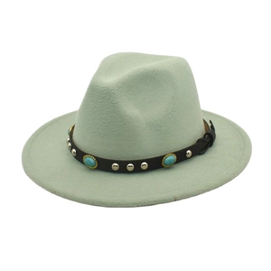 Détail d'un chapeau fedora vert menthe avec bande en cuir marron et pierres turquoise