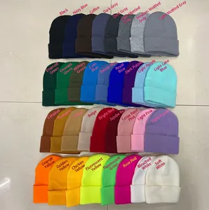 Gebreide beanie collectie met een grote variëteit aan effen kleuren in platte weergave