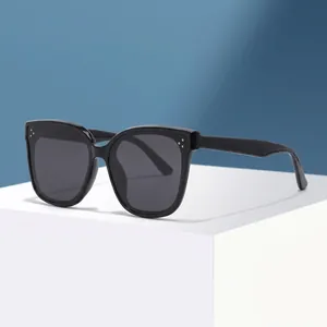 Gros plan de lunettes de soleil à monture large avec détails de rivets métalliques noirs