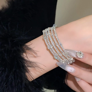Macro-opname van de zilverkleurige meerlaagse armband met sprankelende kristallen