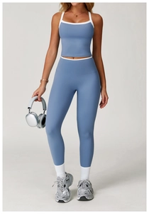 Detailansicht der High-Waist-Yogahose und des Tanktops mit weißen Kontrastpaspeln