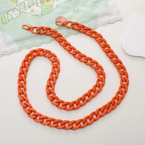 Detail einer orangefarbenen Acrylkette mit Metallkarabinern für DIY-Handyhüllen und Taschen