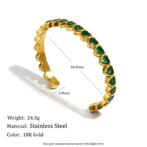 Bracciale rigido aperto in acciaio inossidabile placcato oro 18K con zirconi verdi a cuore