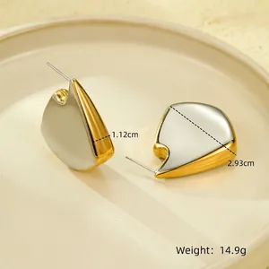 Detailed dimensions of irregular fin-shaped earrings in mixed gold and silver tones