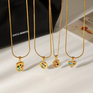 Collier En Acier Inoxydable Plaqué Or 18K Avec Pendentif Coeur Géométrique Irrégulier Zircon Coloré Style Rétro Pour Femme