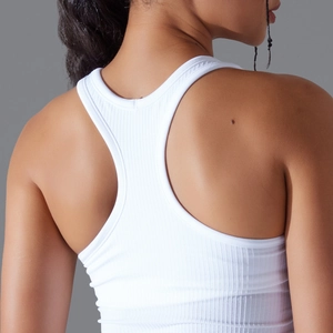 Détails du tissu blanc côtelé et des coutures du dos nageur sur le haut de sport