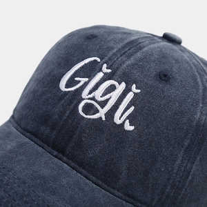 Dettaglio del ricamo bianco Gigi su un cappello vintage in cotone lavato blu navy