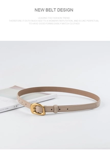 Dettaglio cintura in pelle beige con fibbia dorata irregolare su sfondo minimalista