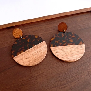 Retro round earrings with acrylic tortoiseshell pattern and wood拼接 hanging detail