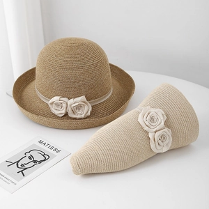 Chapeau de soleil élégant en paille pour femme avec double fleurs et design pliable