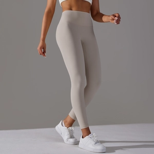 Détail de la taille haute et de la texture push-up sur ce legging de yoga beige clair