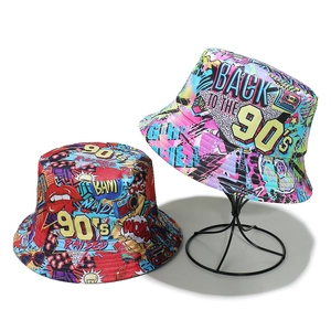 Bob à motif graffiti style vintage des années 90 avec des motifs rétro sur fond blanc