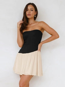Robe bustier élégante avec corsage noir et jupe plissée beige pour un look chic
