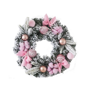 Couronne de Noël lumineuse avec nœuds roses et aiguilles enneigées pour décoration