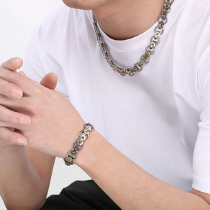 Dettaglio del set collana e bracciale bizantino bicolore indossato da un modello