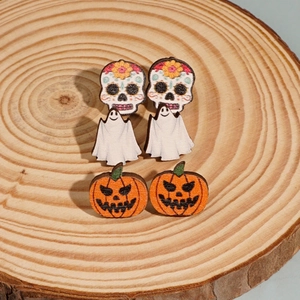 Detailansicht der Halloween-Holzohrringe mit Totenkopf-, Geist- und Kürbis-Designs