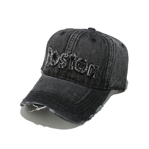 Dettaglio della visiera consumata e ricamo BOSTON 3D su cappellino in denim grigio