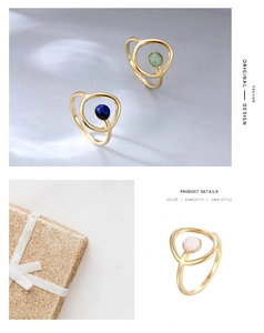 Anillos geométricos dorados con lapislázuli y cuarzo bajo una suave iluminación acuática