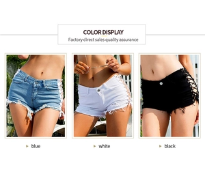 Dettaglio colori dei pantaloncini di jeans con lacci nei colori blu, bianco e nero