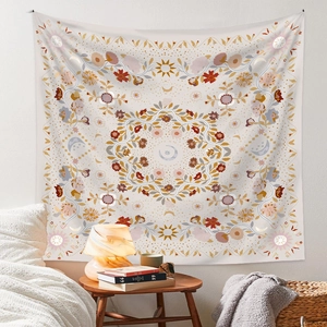 Nahaufnahme eines böhmischen Wandteppichs mit Mond-Sonne-Motiv im gemütlichen Schlafzimmer
